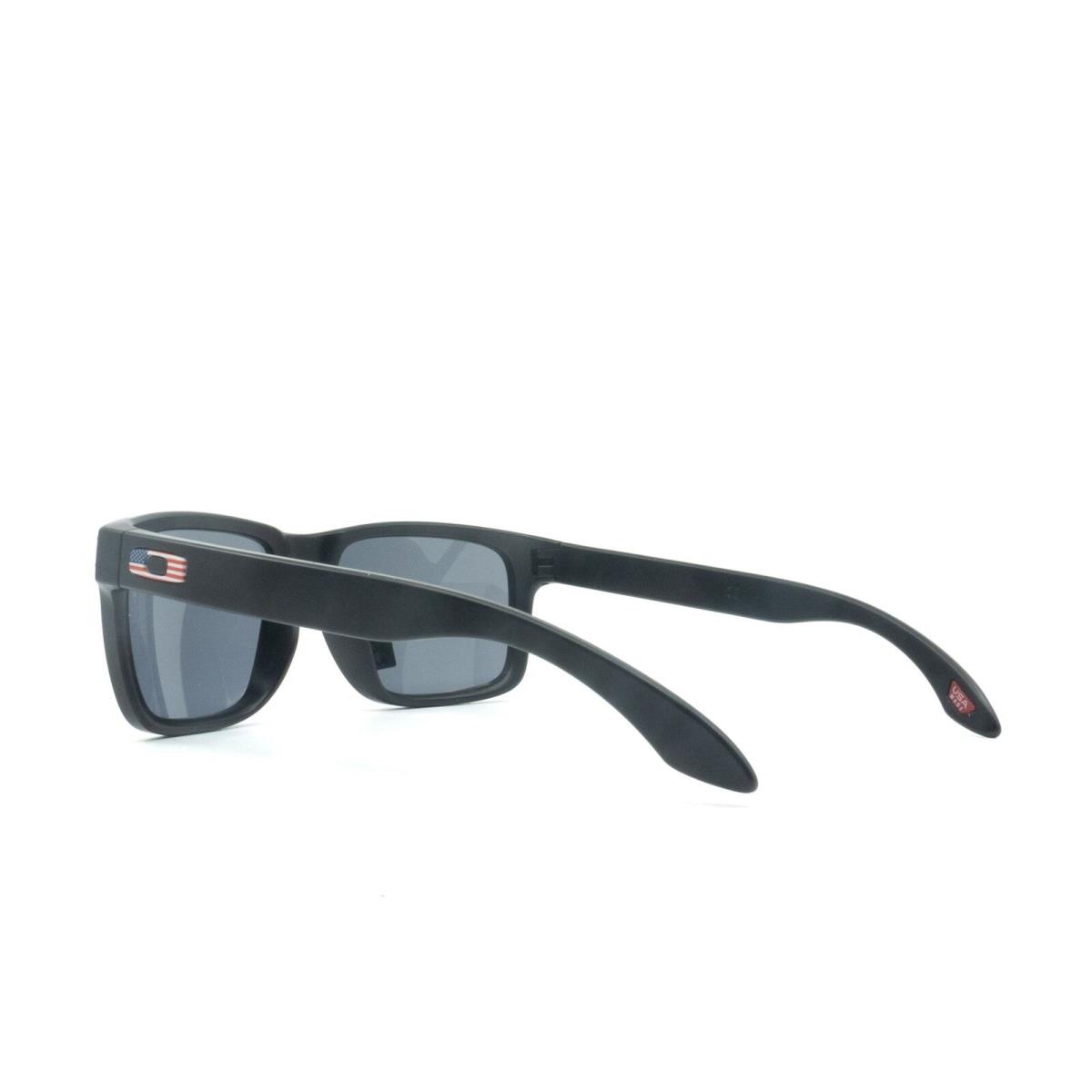 OO9102-E6 Mens Oakley Holbrook Sunglasses - Frame: Black, Lens: Gray