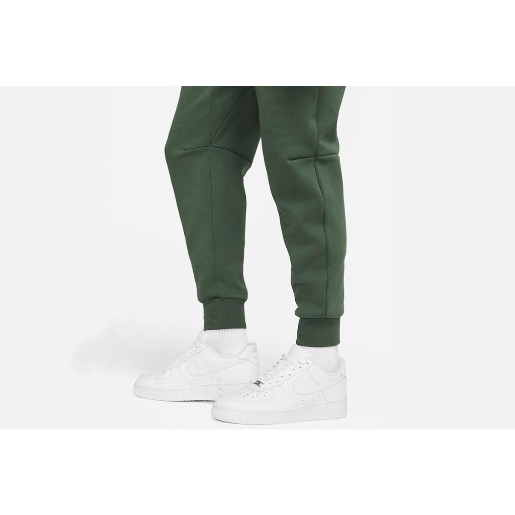 green nike joggers men