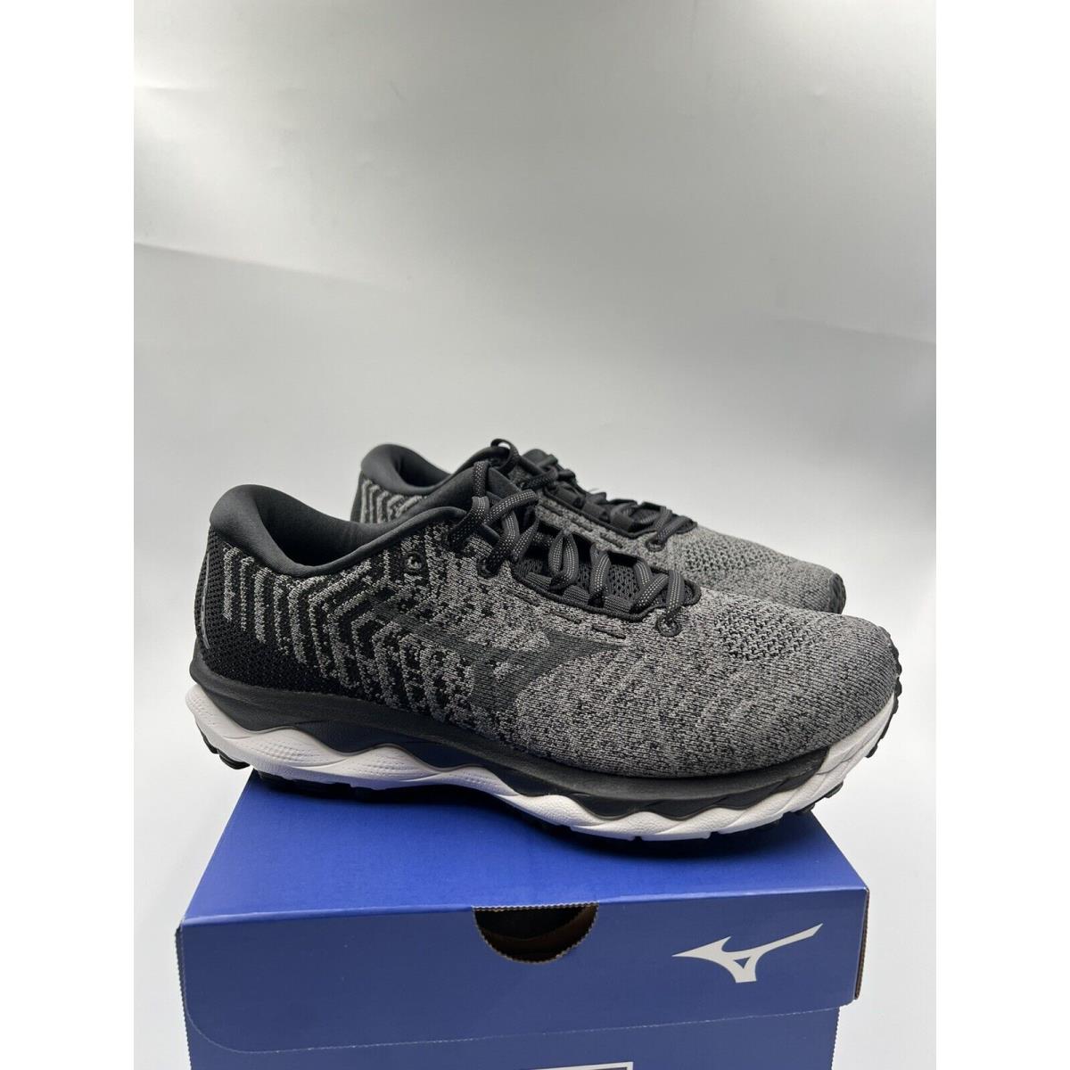 Mizuno Wave Sky Men`s Running Shoe Wide 2E Gray / Black