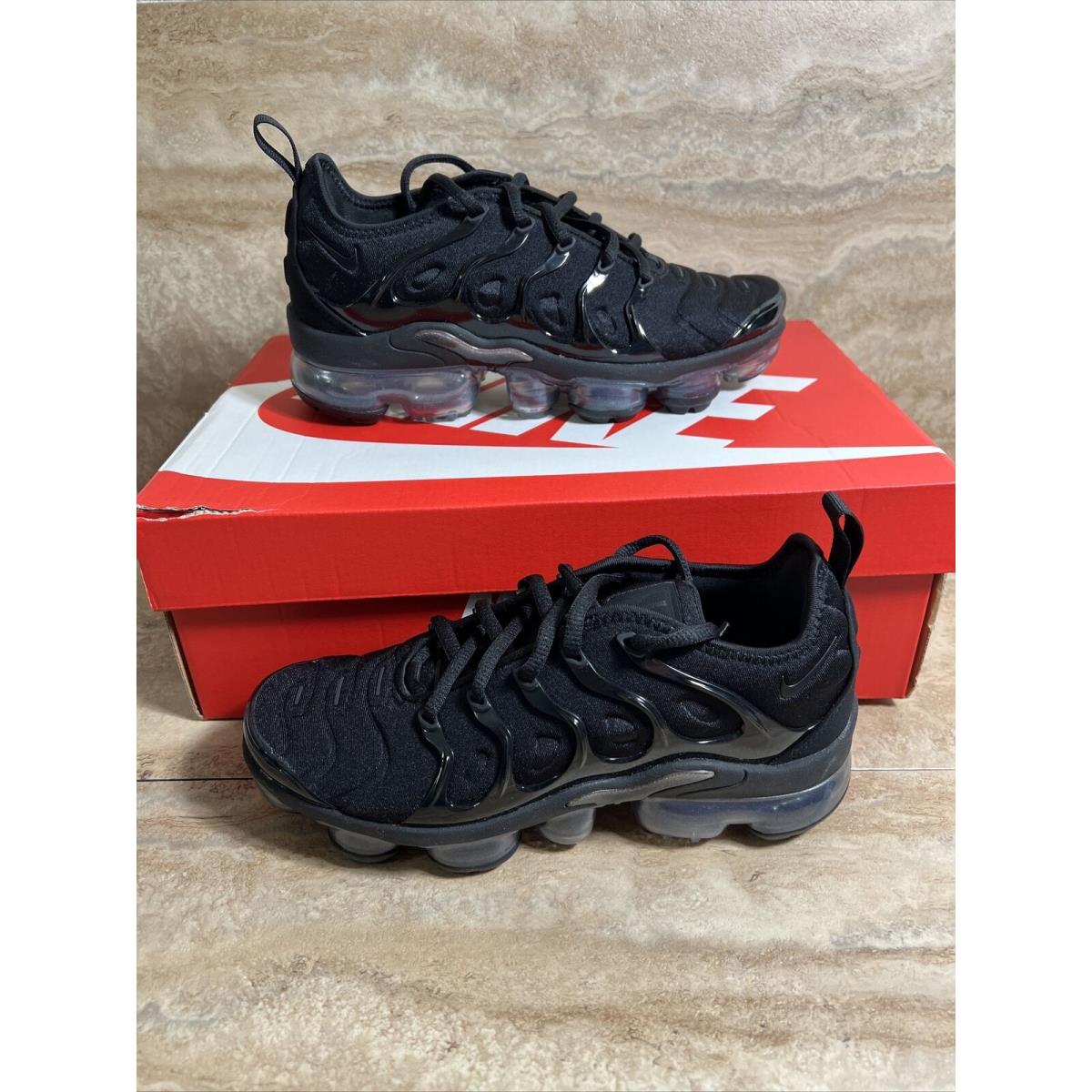 Nike vapormax plus triple black womens best sale