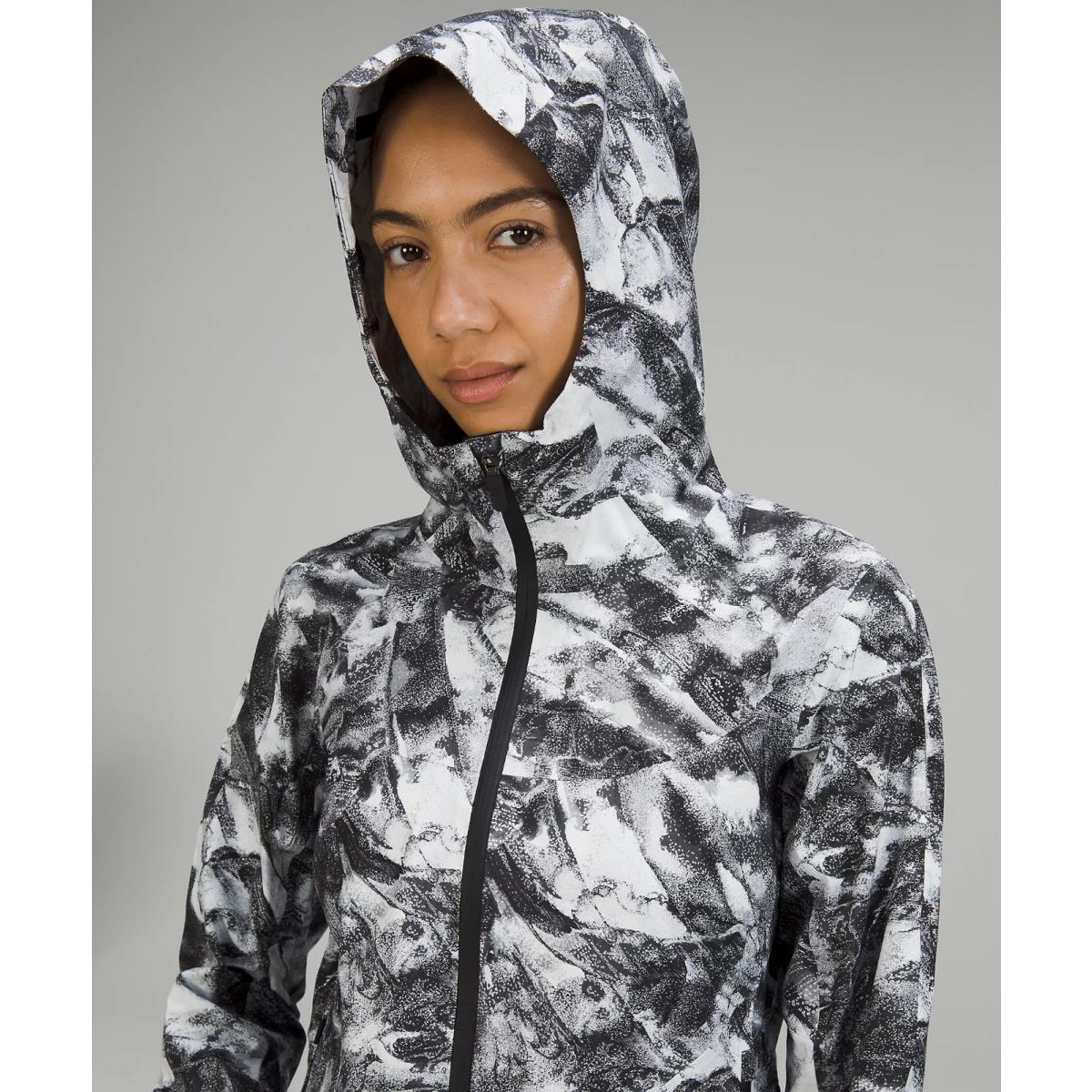 Lululemon Break a Trail Women`s Jacket / Windbreaker / Grey Camo Size 8