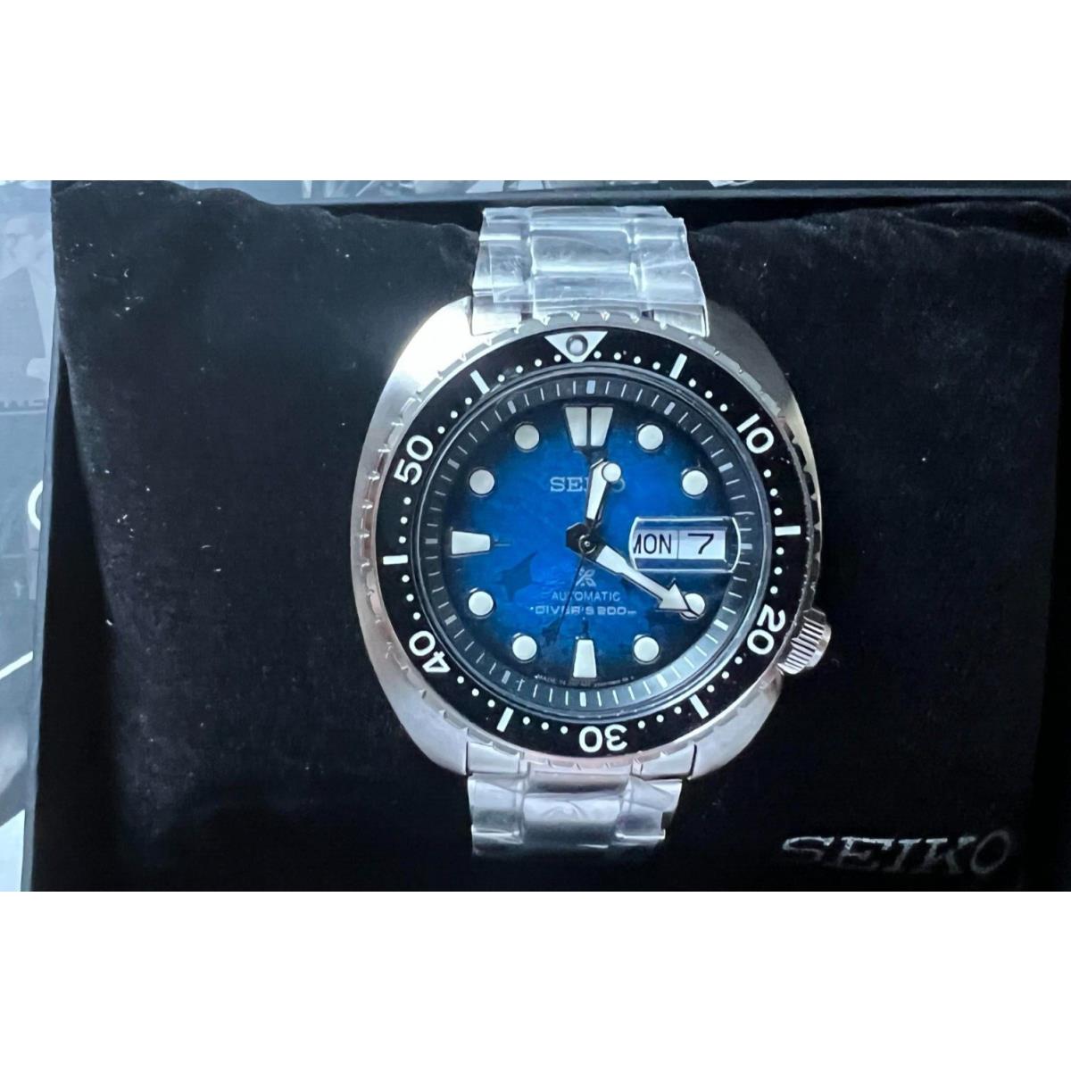 Seiko Manta Ray Themed Gradient Blue Dial with Stamped Wave Pattern SRPE39