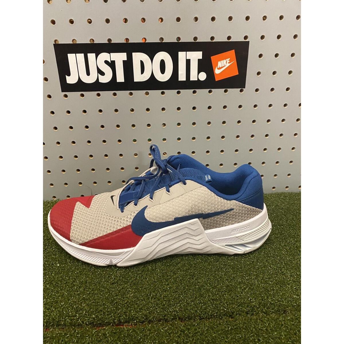 red white and blue nike metcon