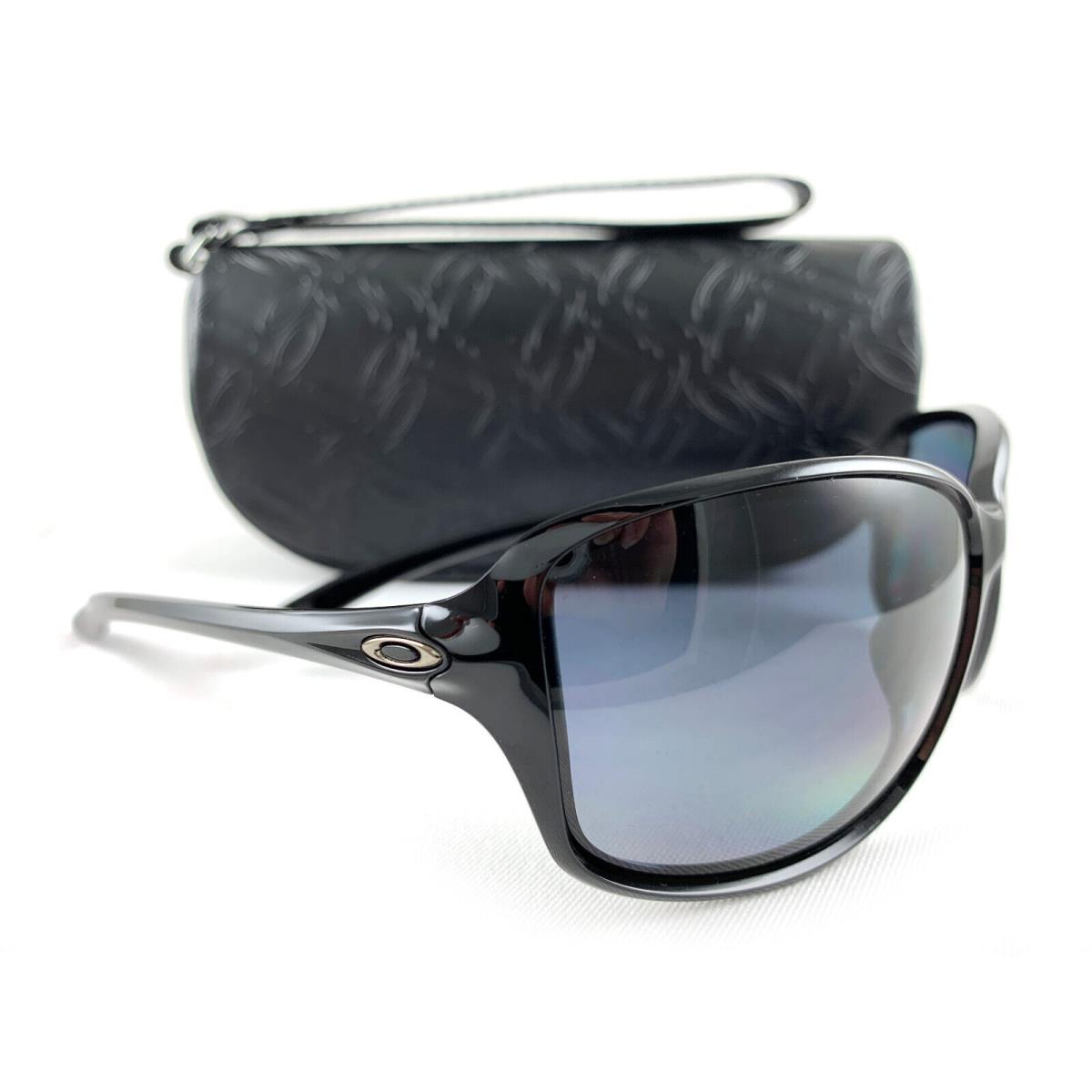 Oakley Sunglasses Cohort OO9301-04 Black Grey Gradient Polarized