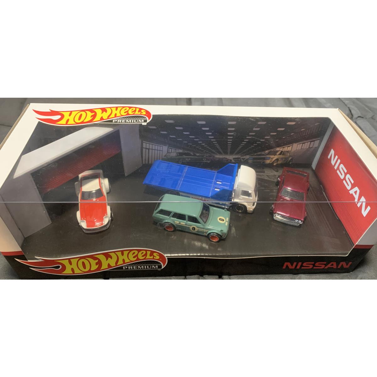 Hot Wheels Premium Nissan Datsun Diorama Box Set Box 4 Piece