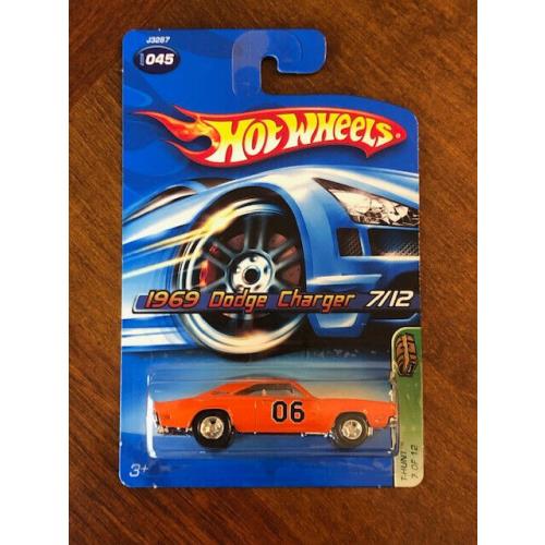 Nice Card 2006 Hot Wheels 1969 Dodge Charger Super Treasure Hunt 045