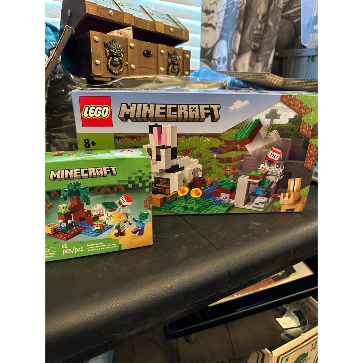 Lego Minecraft 21181 and 21240 es Legos