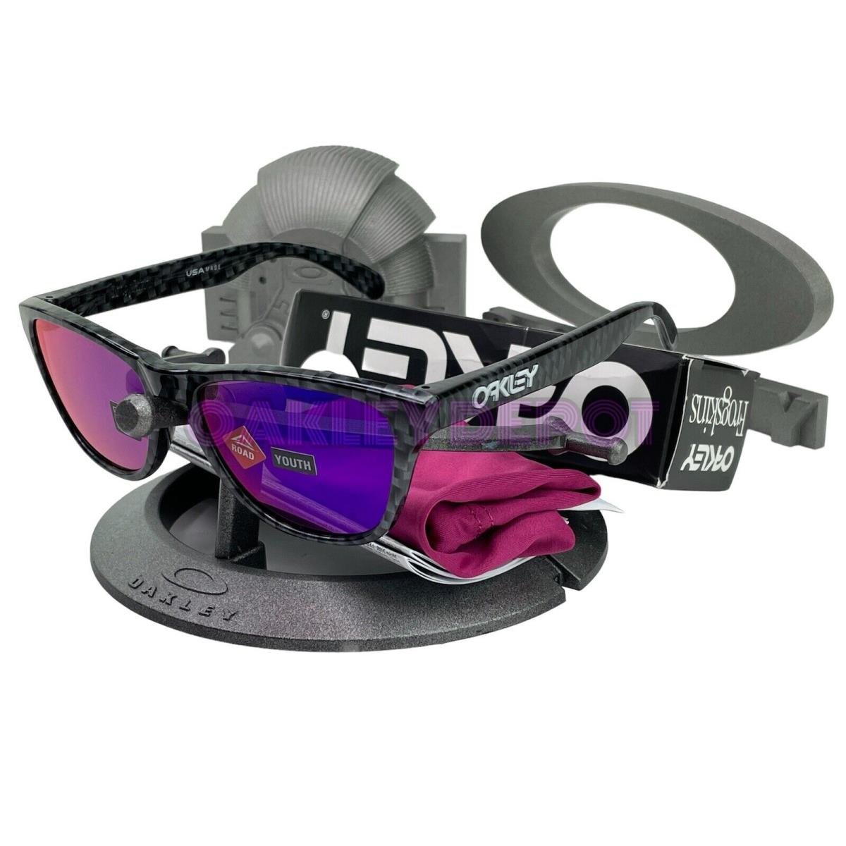 Oakley Frogskins XS 00J9006 Carbon Fiber/prizm Road Youth Sunglasses 135 - Frame: CARBON FIBER, Lens: PRIZM ROAD