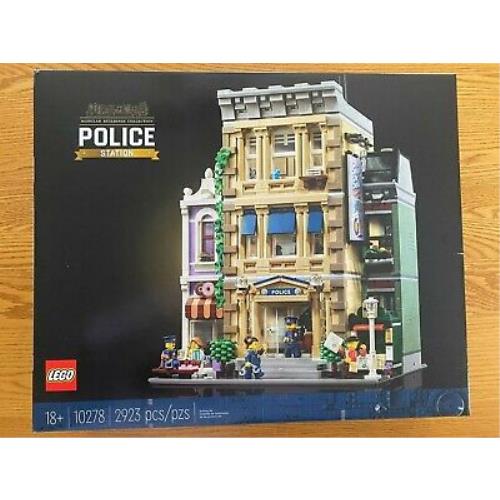 Lego Expert Creator Police Station 10278 In Hand
