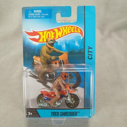 Hot Wheels City 2013 Tred Shredder Orange Motorcycle with Rider 1/64 Die-cast