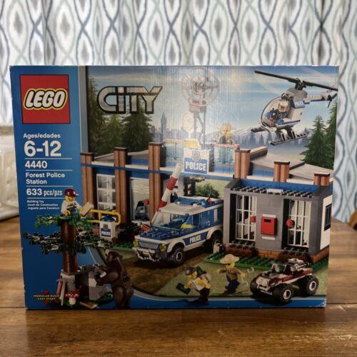 Lego 4440 City Forest Police Station w/ Brown Bear Retired