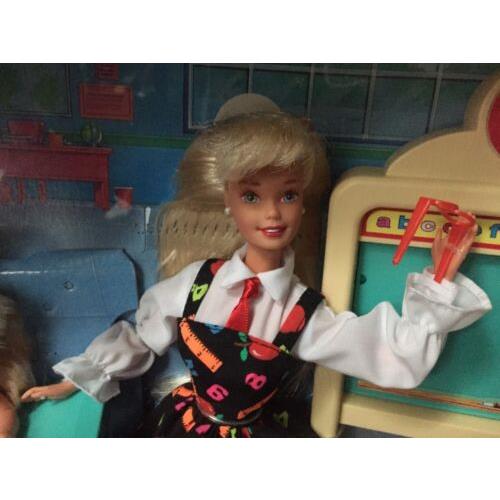 1995 Adorable Blonde Teacher Barbie Nrfb