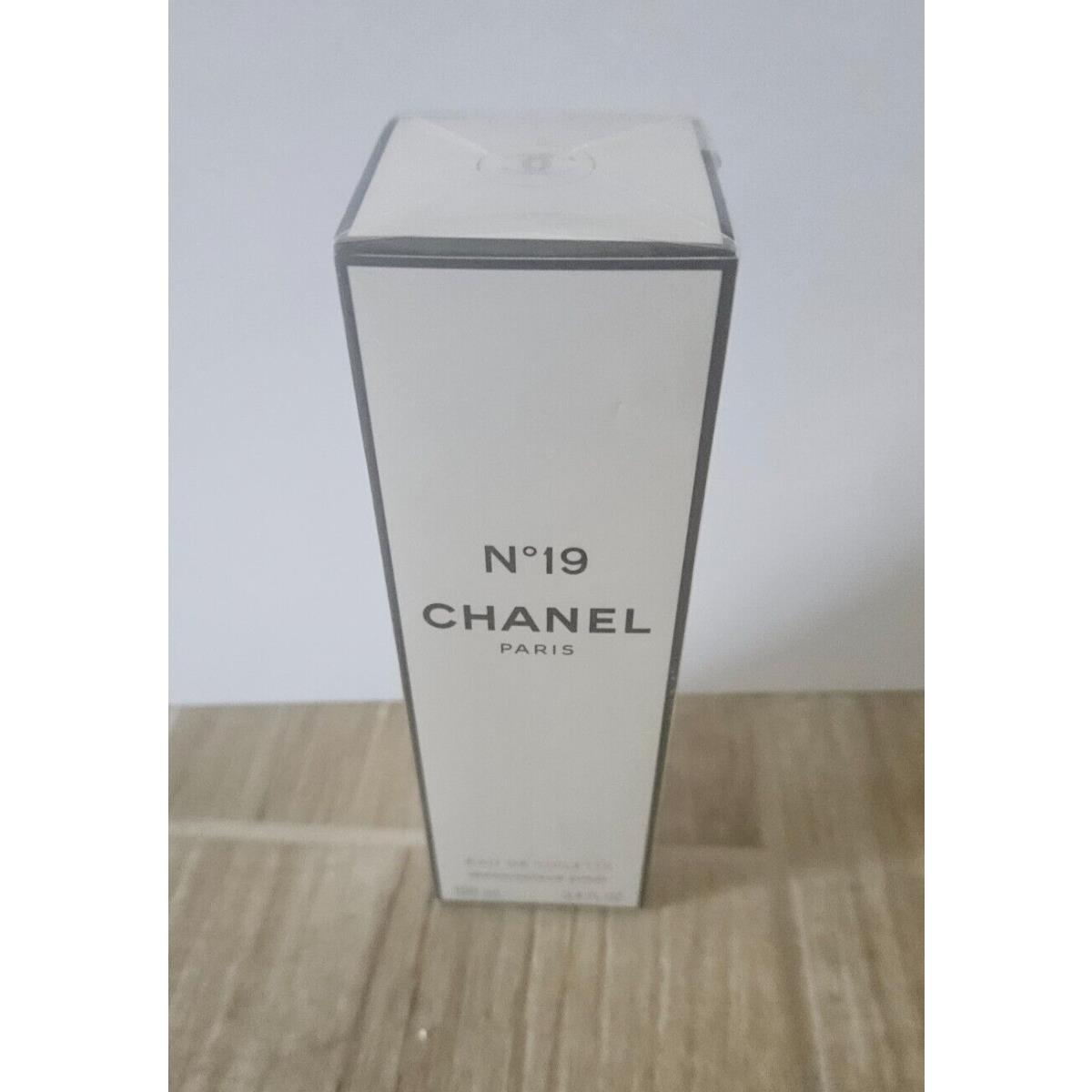 Chanel No.19 100ml / 3.4oz Women`s Eau de Toilette Spray