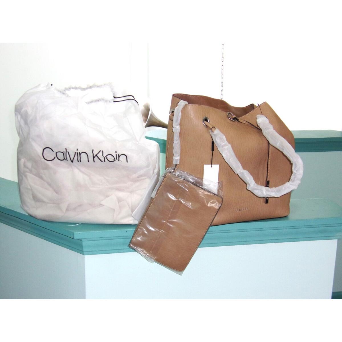 Calvin Klien Large Bag W/bonus Zip Pouch