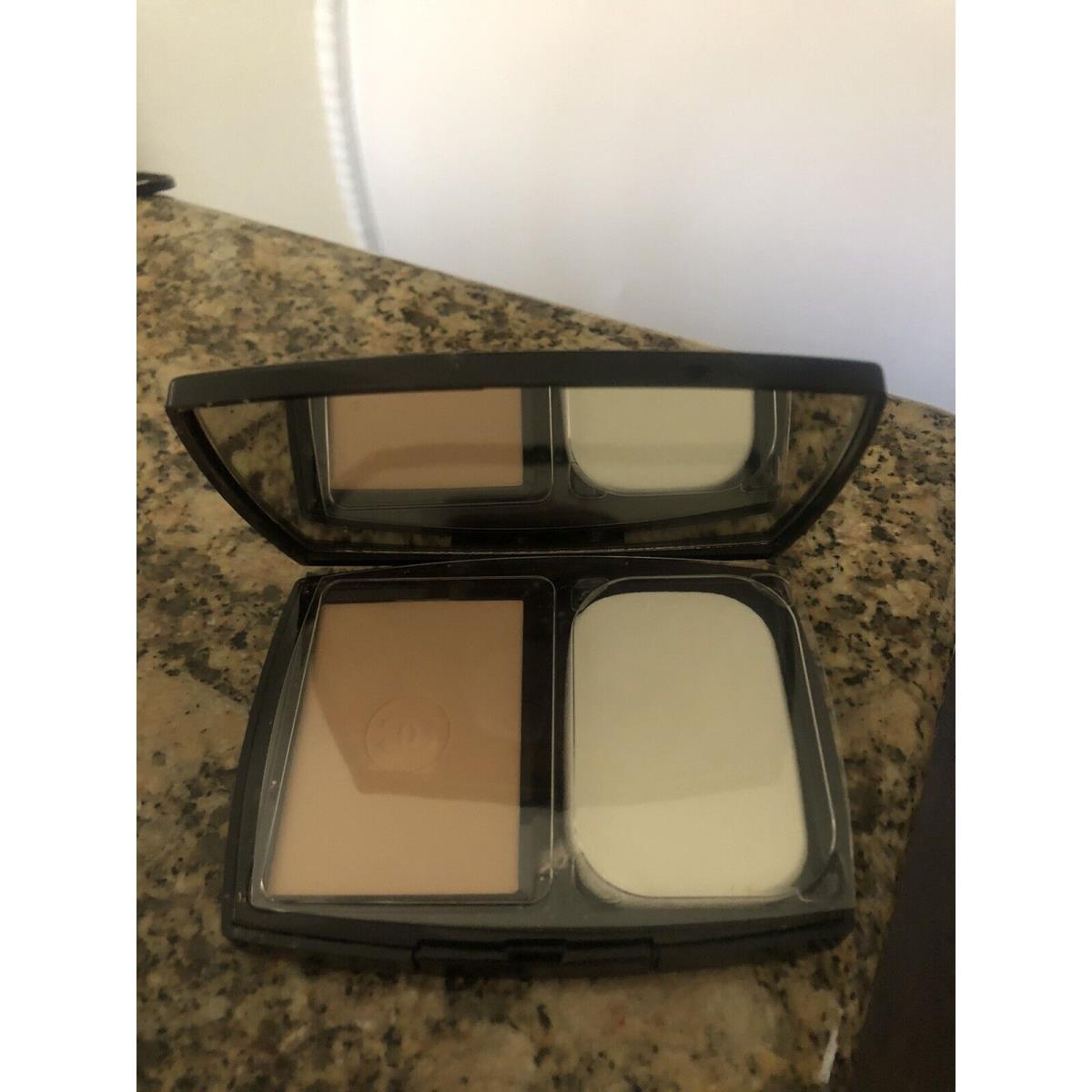 Chanel Le Teint Ultra Tenue Flawless Compact Foundation - 20 Beige