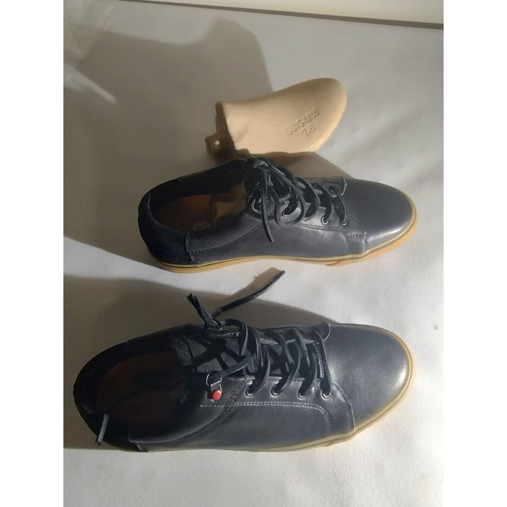 Ugg - Emerg Soft Black Leather Walking Shoes - 8B - Lace-up