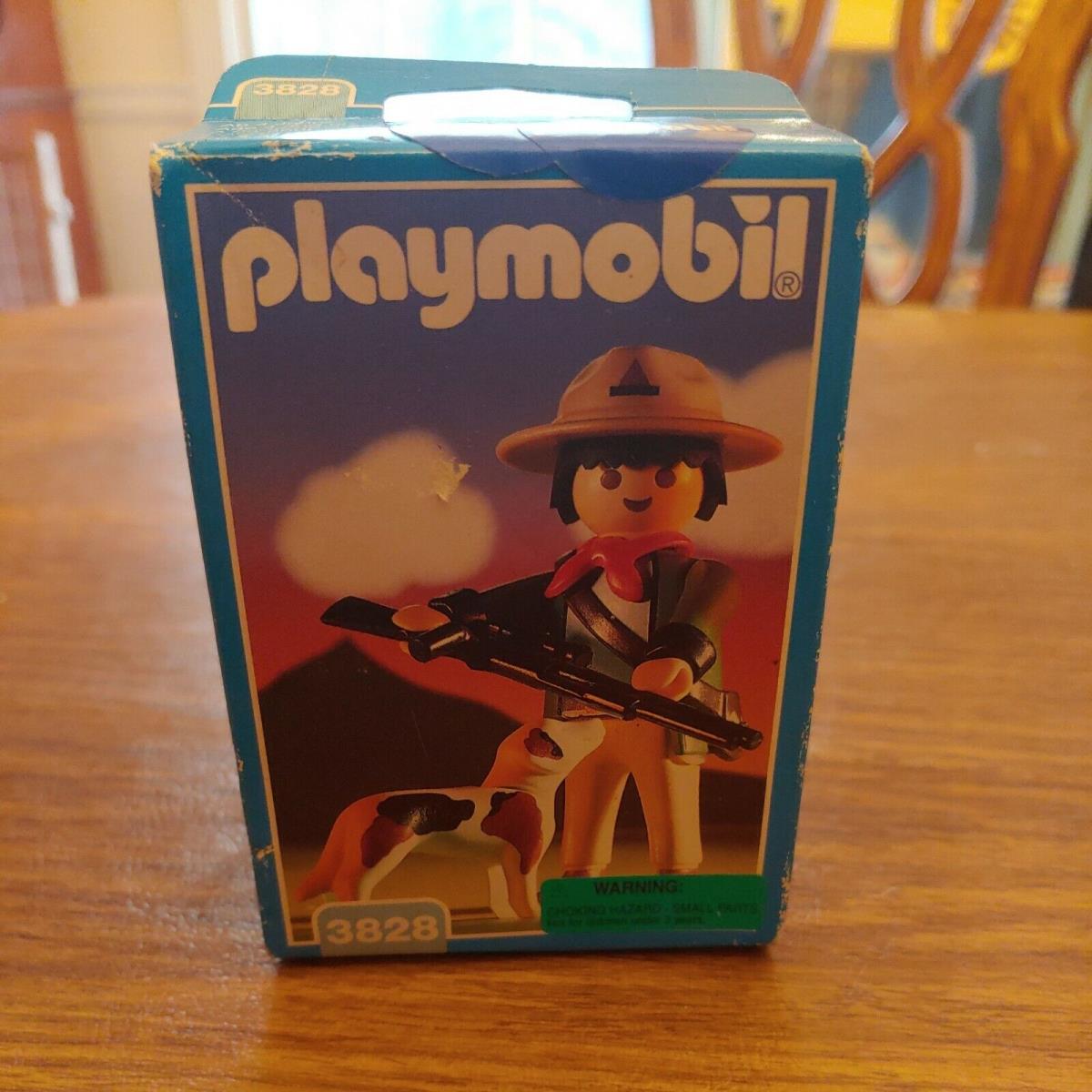 1995 Playmobil 3828 Ranger Outdoor Fun Hunter with Beagle Dog Ruffle. Z4