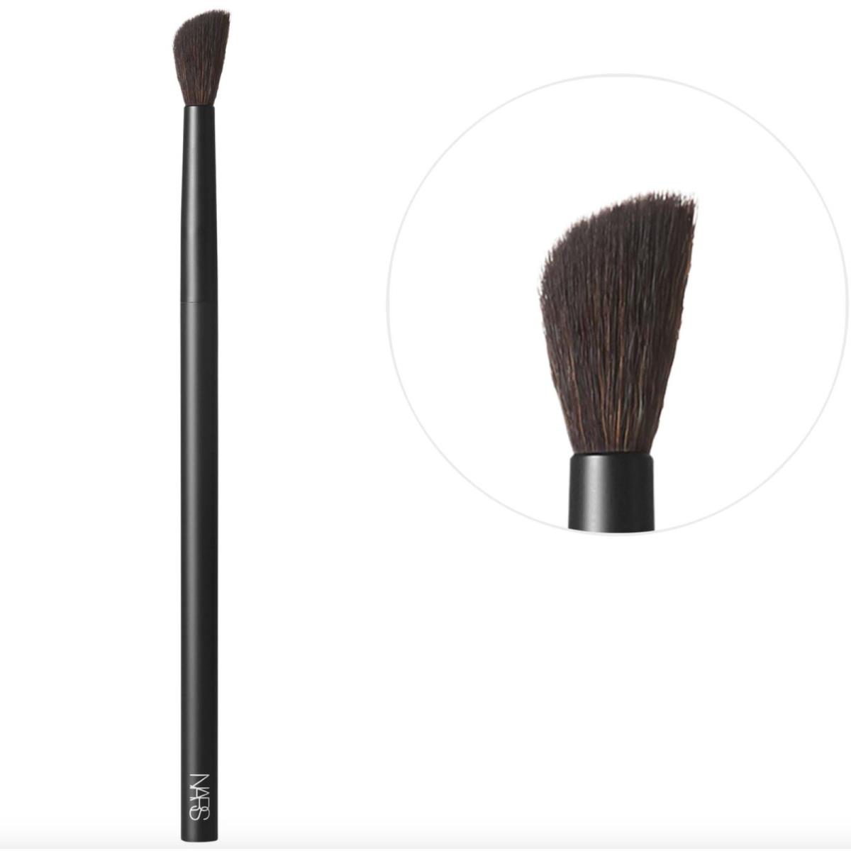 Nars 10 Radiant Creamy Concealer Small Fluffy Face Brush with Contoured Shape