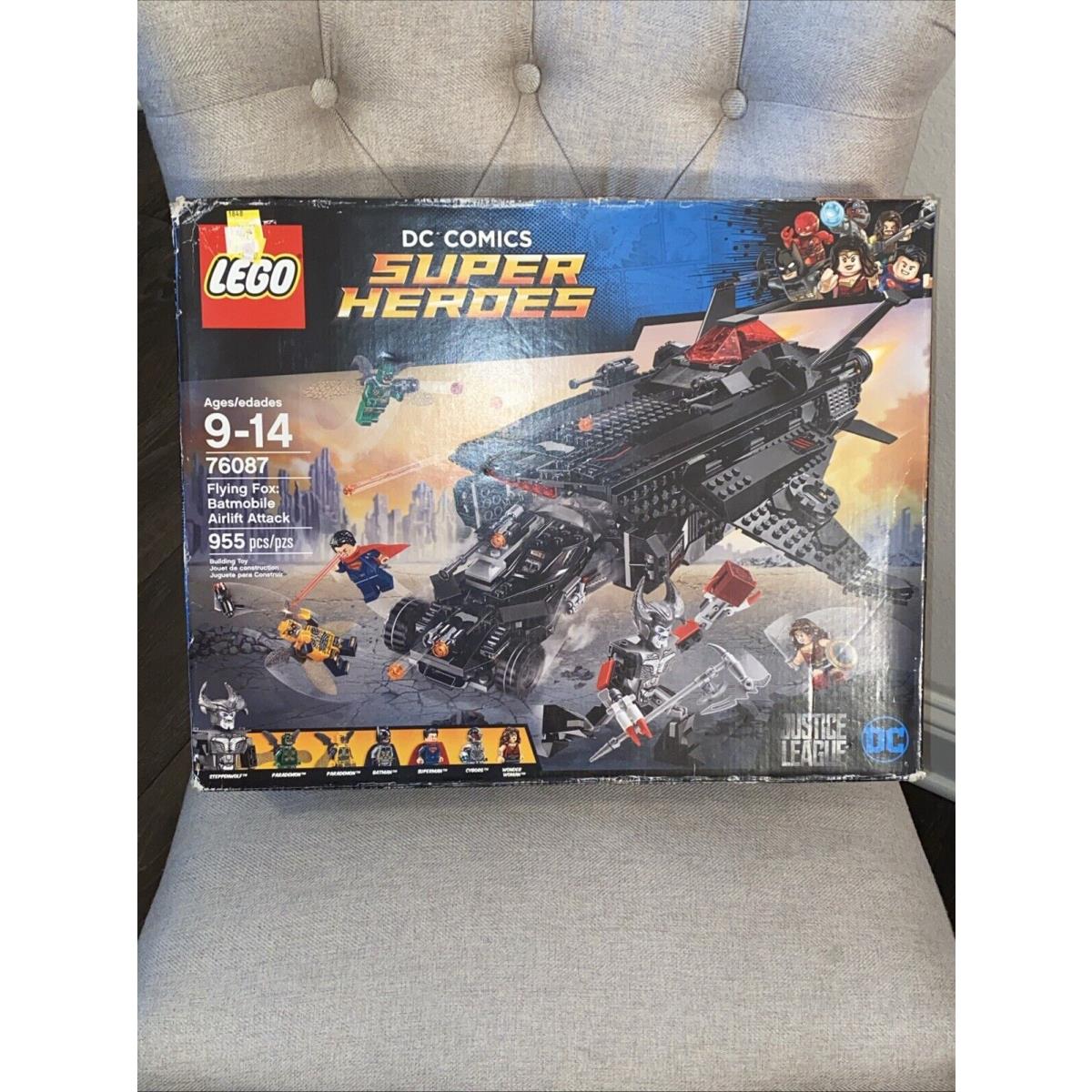 Lego DC Comics Super Heroes: Flying Fox: Batmobile Airlift Attack 76087